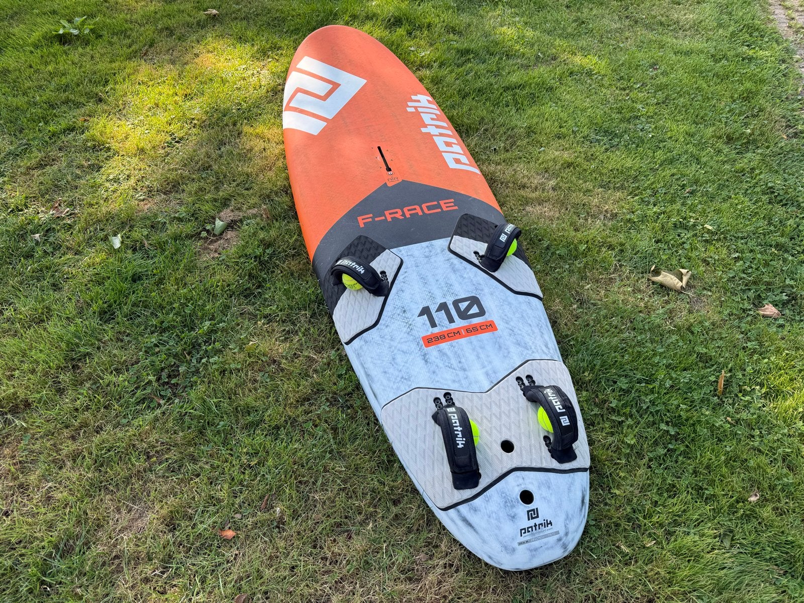 Patrik Free Race 110 Windsurfplank - Zo goed als nieuw, Met voetbanden, 5 tot 6.5 m², Minder dan 250 cm, Patrik Diethelm