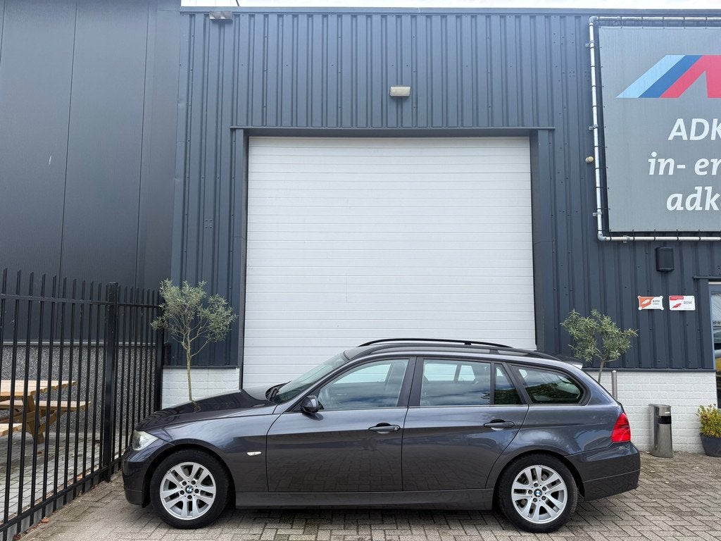 BMW 3-serie Touring 318i TREKHAAK/CLIMA/CRUISE/PDC/MOOIE AUT, Auto's, BMW, 13 km/l, Zwart, 4 cilinders, 129 pk