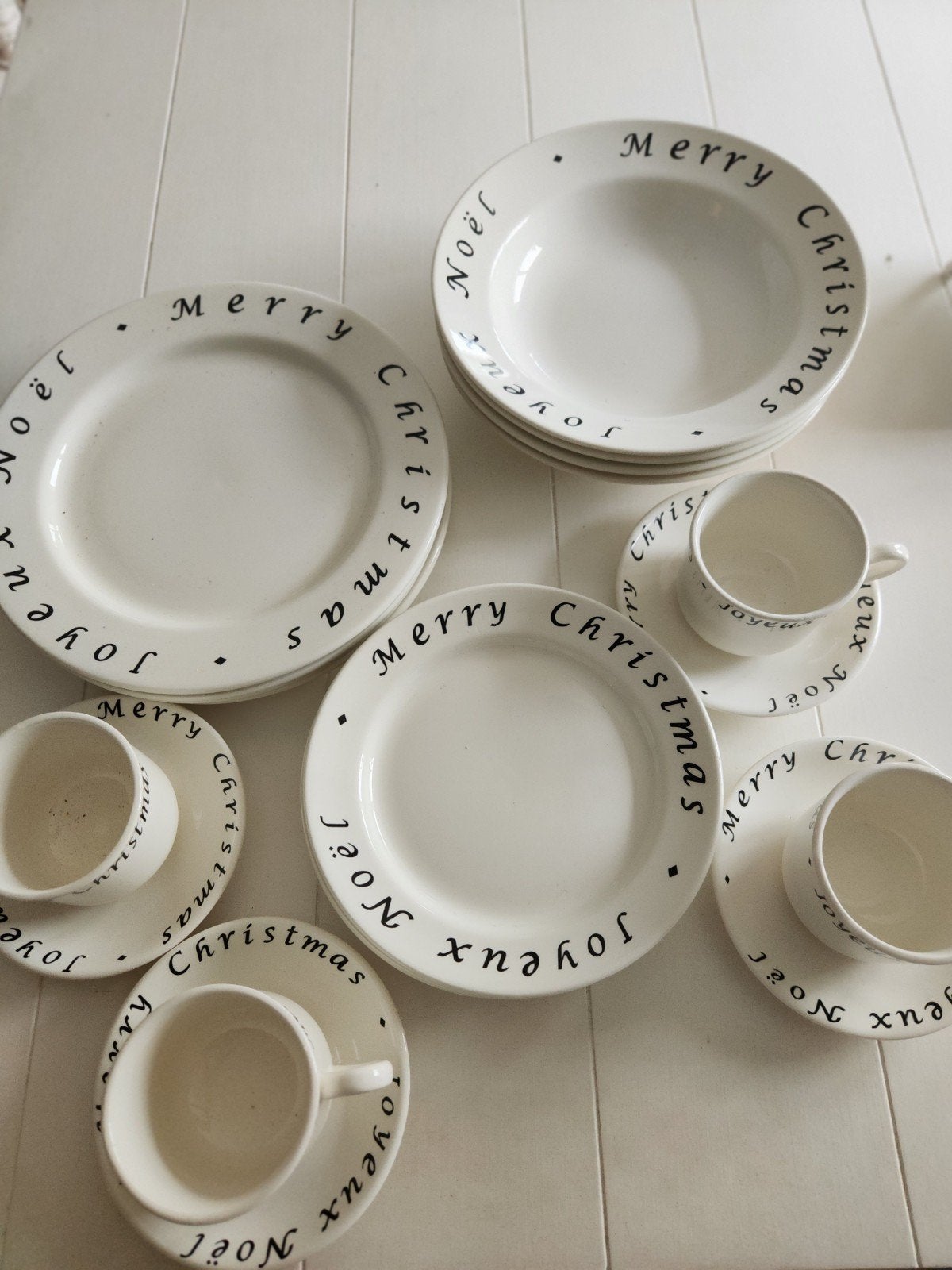 Kerstservies set - Borden, kopjes en schotels, Ophalen, Overige merken, Keramiek, Nieuw