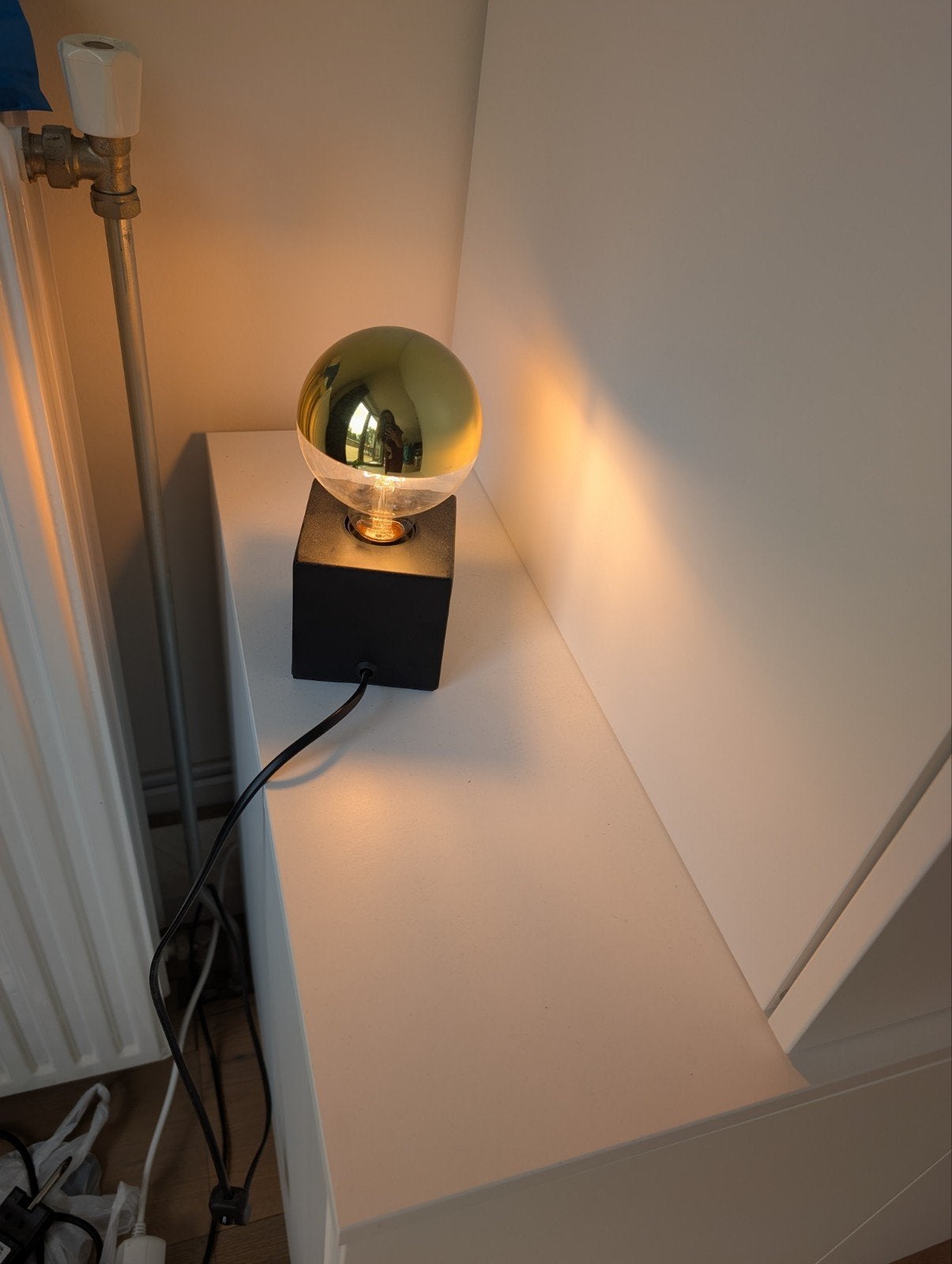 HEMA Tafellamp met bolvormige gouden lichtbron, Ophalen