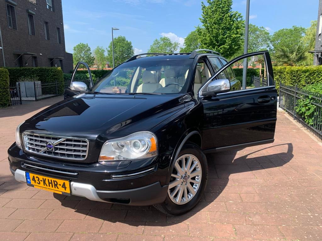 BTW Volvo XC90 2.4 D5 7 zitter 2010 Zwart, Auto's, Automatische klimaatregeling, 255 €/maand, 7 stoelen, Zwart