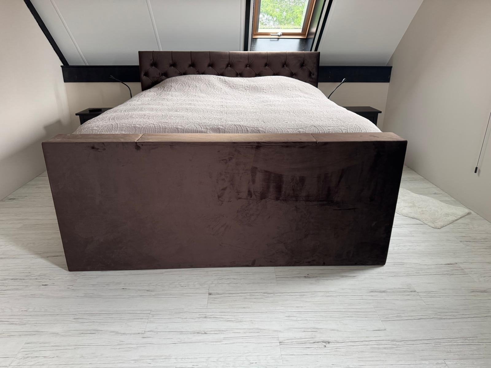 Luxe tweepersoons boxspring met TV-lift en opbergruimte, Ophalen, Bruin, Tweepersoons, Zo goed als nieuw