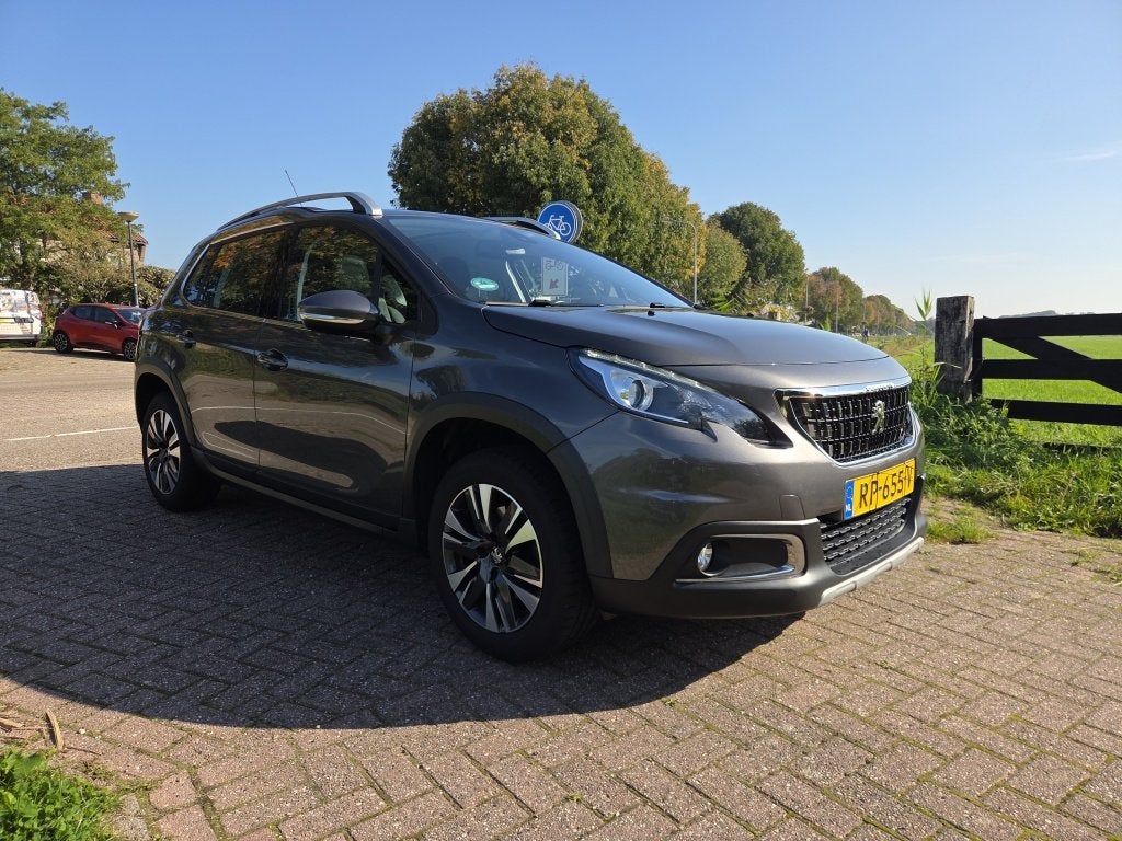 PEUGEOT 2008 1.2 / Half lederen bekleding / Panorama dak / N, Gebruikt, 49 €/maand, Handgeschakeld, 3 cilinders
