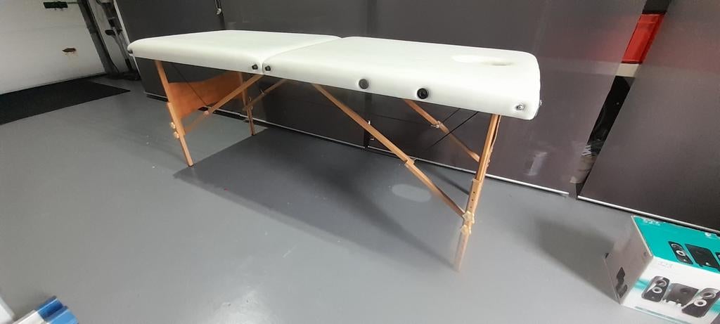Mooie witte masagetafel, Ophalen, Zo goed als nieuw, Massagetafel