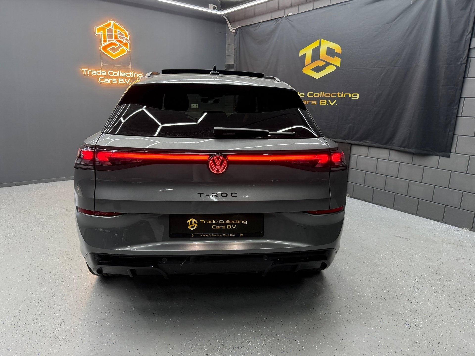 Foto 8 van Volkswagen T-ROC 1.5 eTsi R-Line First Edition Pano-IQ-KEYLE
