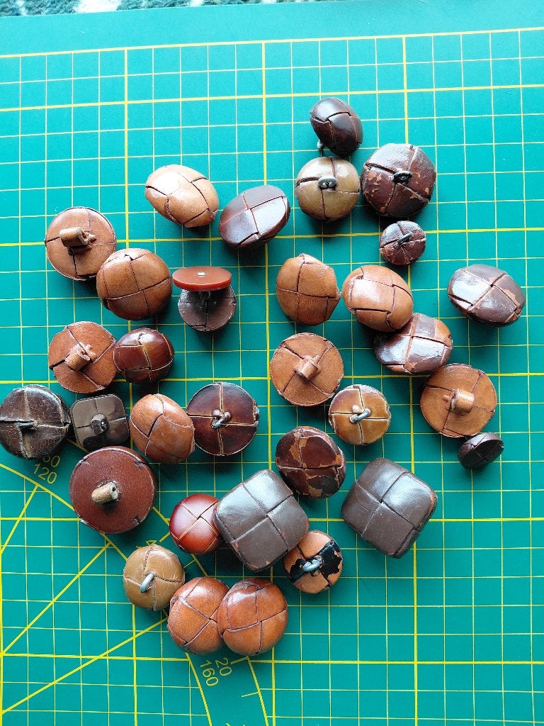 Setje jas knopen van leder tinten bruin, Ophalen of Verzenden, Gebruikt, Knoop of Knopen