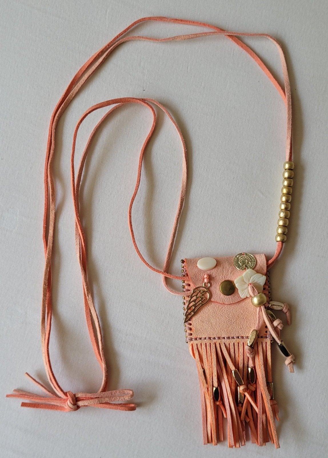 Roze bohemian suède ketting en tasje met kwastjes en bedels, Met hanger, Overige materialen, Ophalen of Verzenden, Zo goed als nieuw