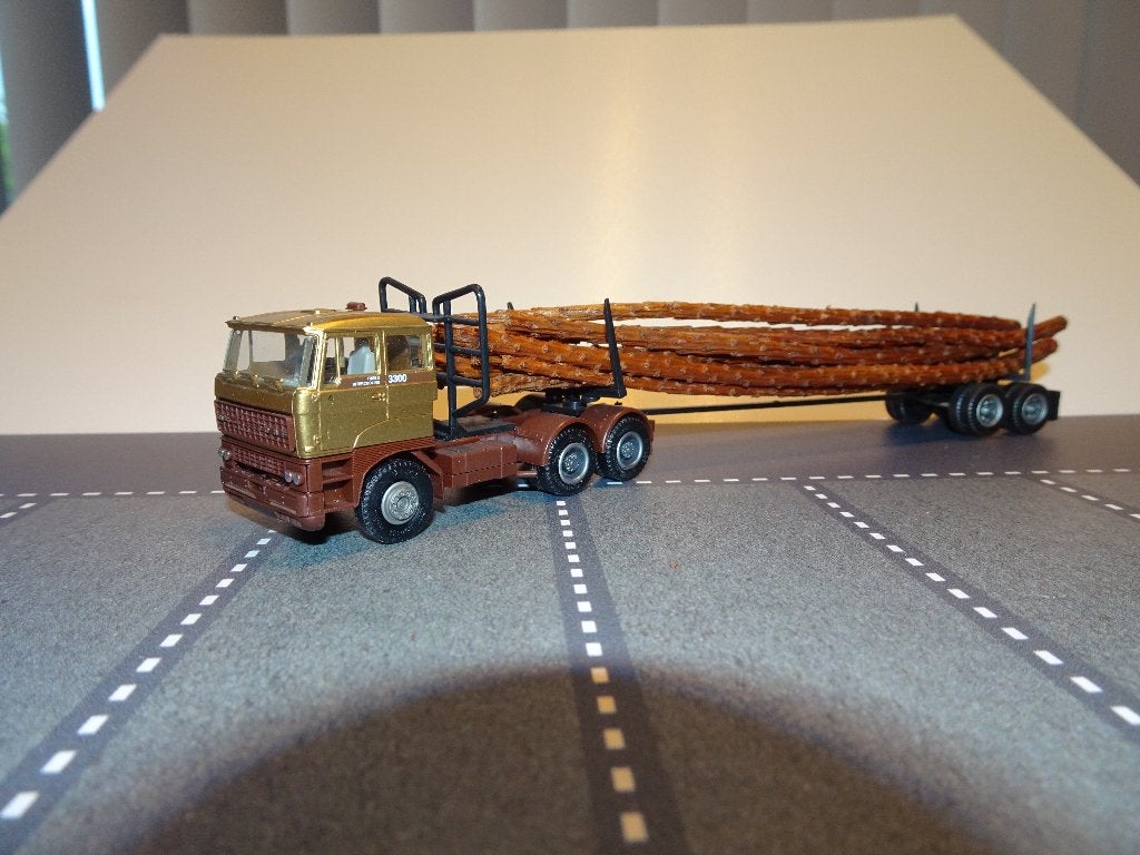 830 herpa daf 3300 bomen transport goud 3-as 1:87 truck, Ophalen of Verzenden, Zo goed als nieuw, Bus of Vrachtwagen, Herpa