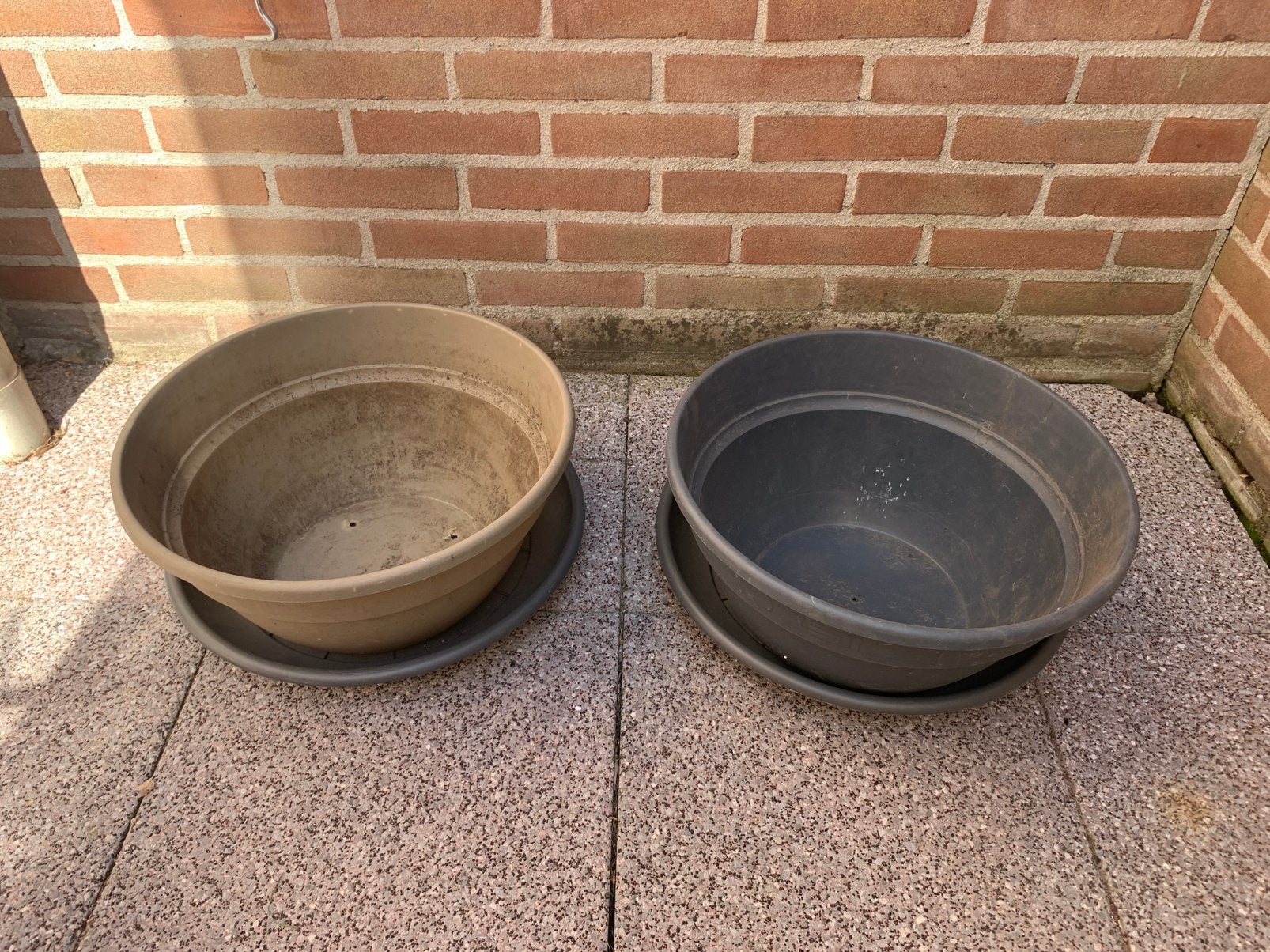 2 grote Hangpotten of als schaal te gebruiken, Ophalen, Kunststof, Rond, Zo goed als nieuw
