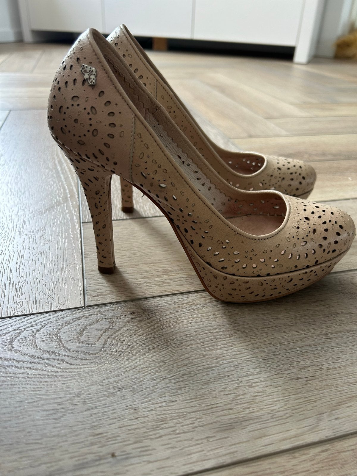 Fornarina Hakken - Beige met Lasergesneden Details, Pumps, Beige, Ophalen of Verzenden, Gedragen