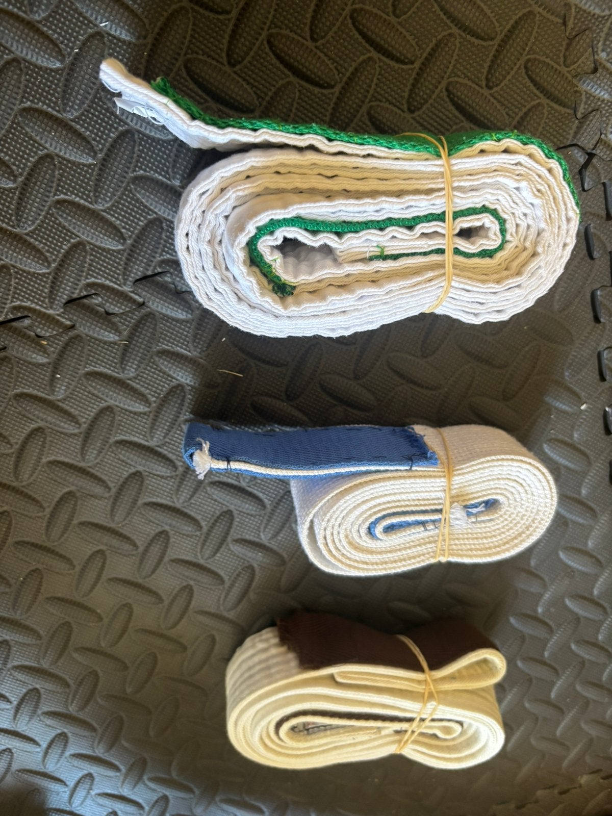 Judo banden - groene, blauwe, bruine slippen, Eén persoon