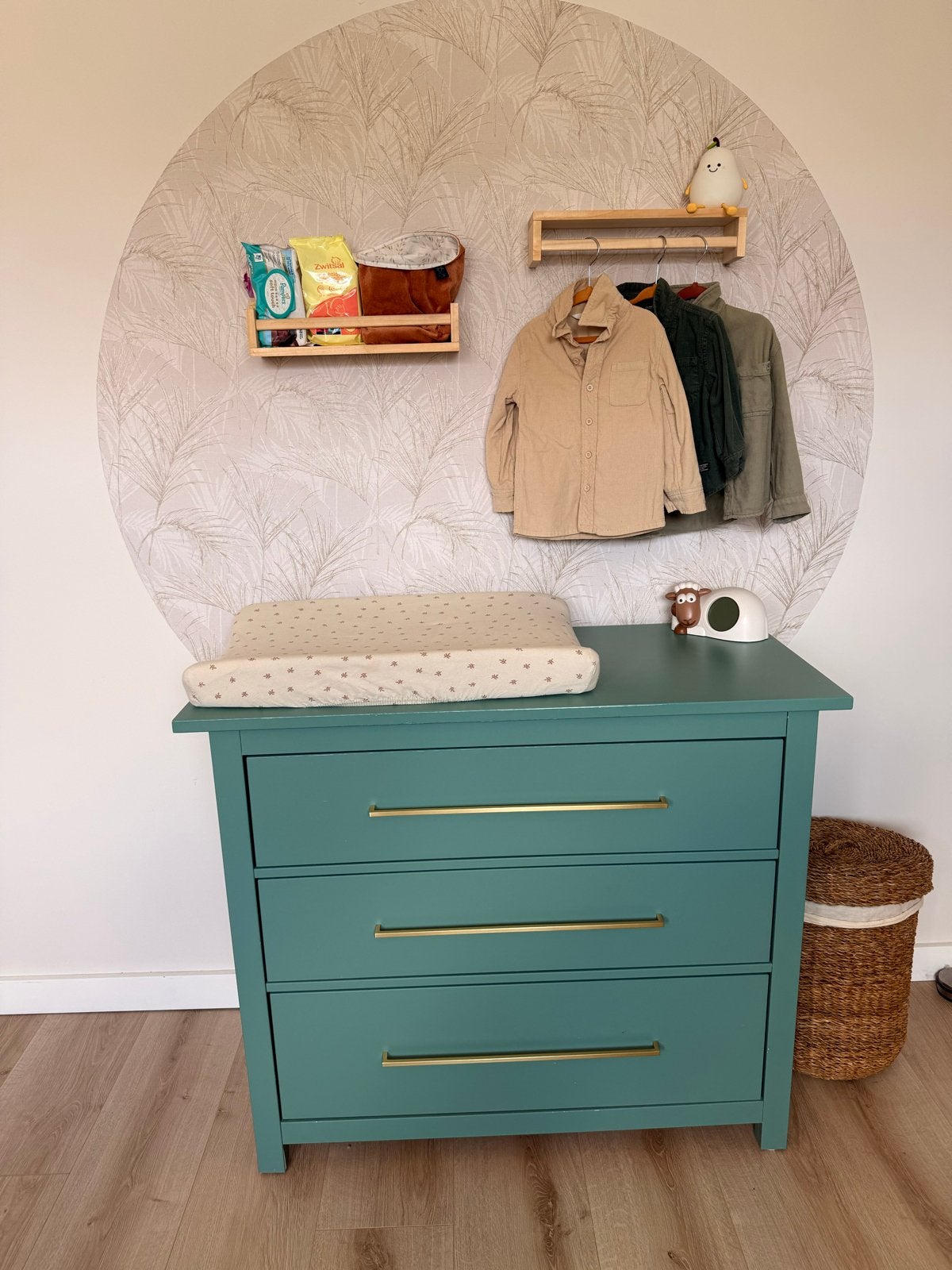 Hemnes Commode Groen met Gouden Grepen, Kinderen en Baby's, Kinderkamer | Commodes en Kasten, Ophalen, Gebruikt, 50 tot 70 cm