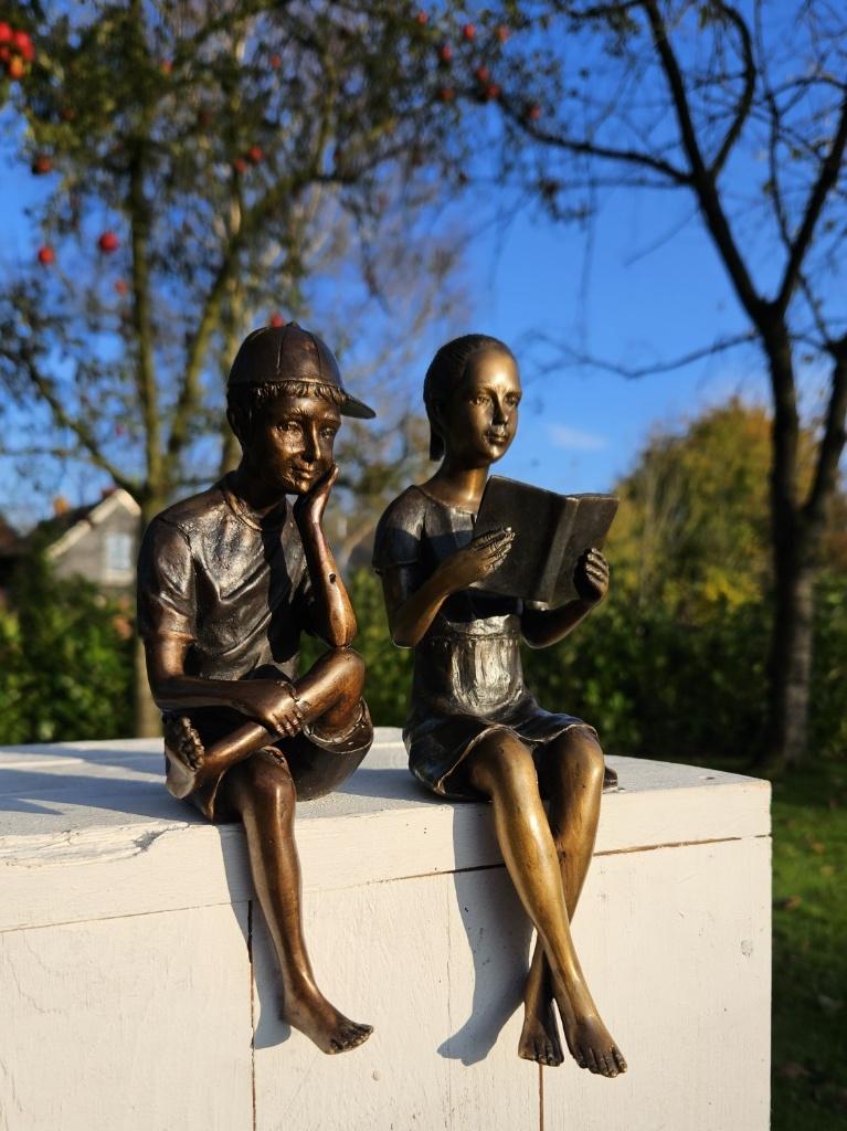 LEZEND MEISJE en JONGEN MET PET / Bronzen beeld / setprijs, Antiek en Kunst, Kunst | Beelden en Houtsnijwerken, Ophalen of Verzenden