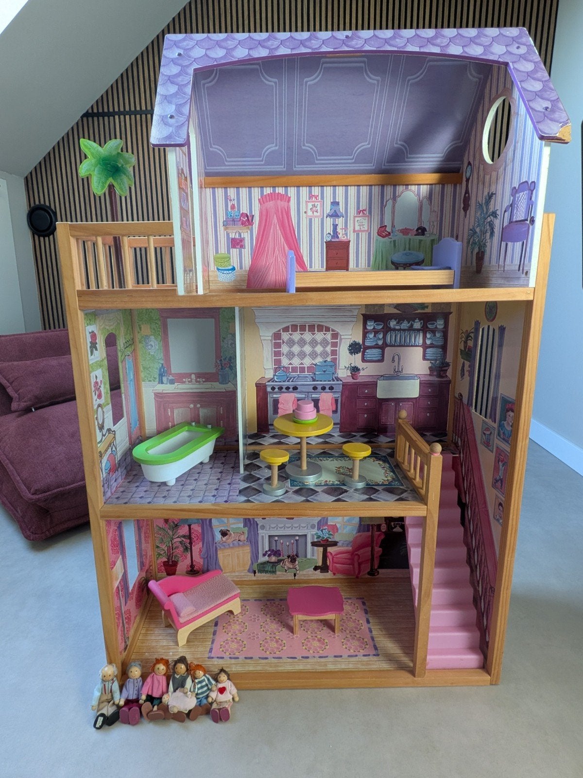 Houten poppenhuis met poppenfamilie en Barbie meubels, Ophalen, Gebruikt, Overige typen