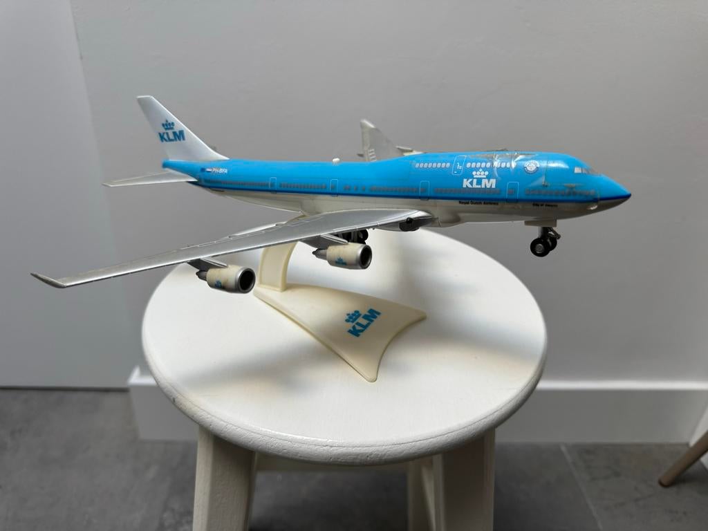 KLM B747-400 Schaal 1:200 met originele standaard, Verzamelen, Luchtvaart en Vliegtuigspotten, Ophalen of Verzenden, Zo goed als nieuw
