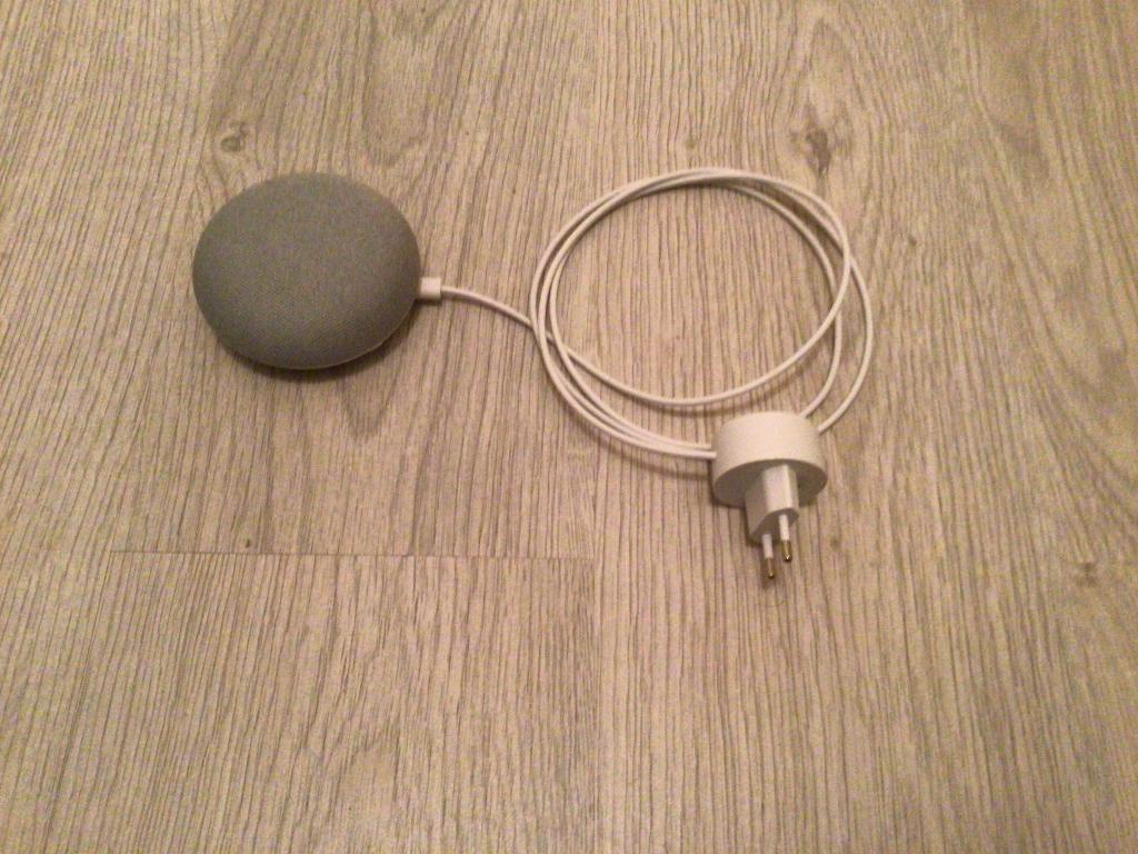 Google Home Mini smart speaker met adapter