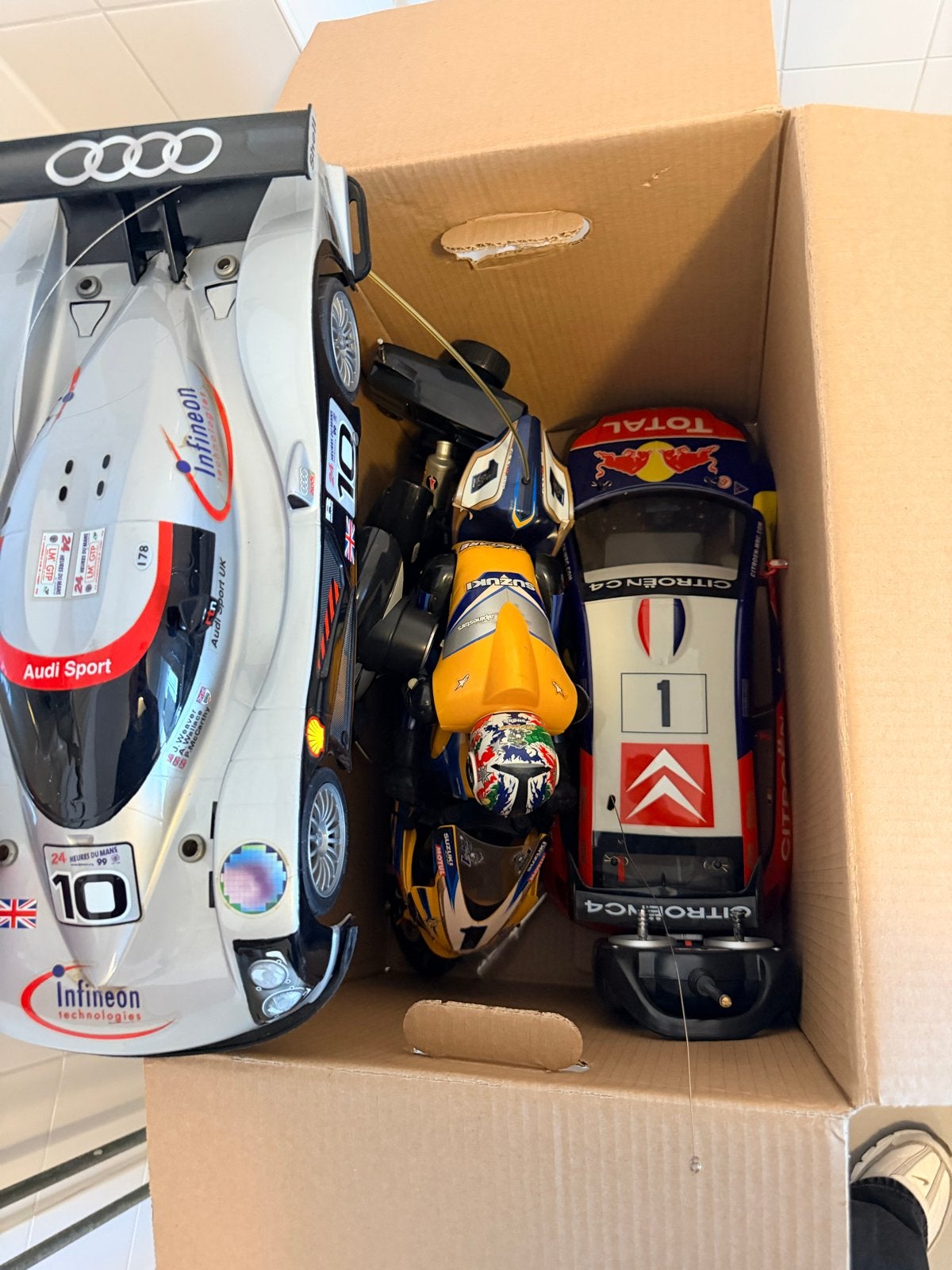 Diverse RC auto's en boten met accu's - staat onbekend, Elektro, Gebruikt, Auto offroad, Ophalen of Verzenden