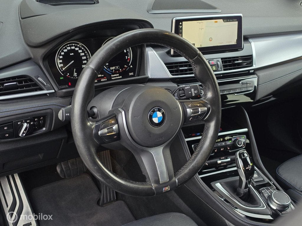 BMW 2-SERIE ACTIVE TOURER 220i 190PK M SPORT LEER LED HEAD-U, Auto's, BMW, 1998 cc, Gebruikt, Wit, 19 km/l