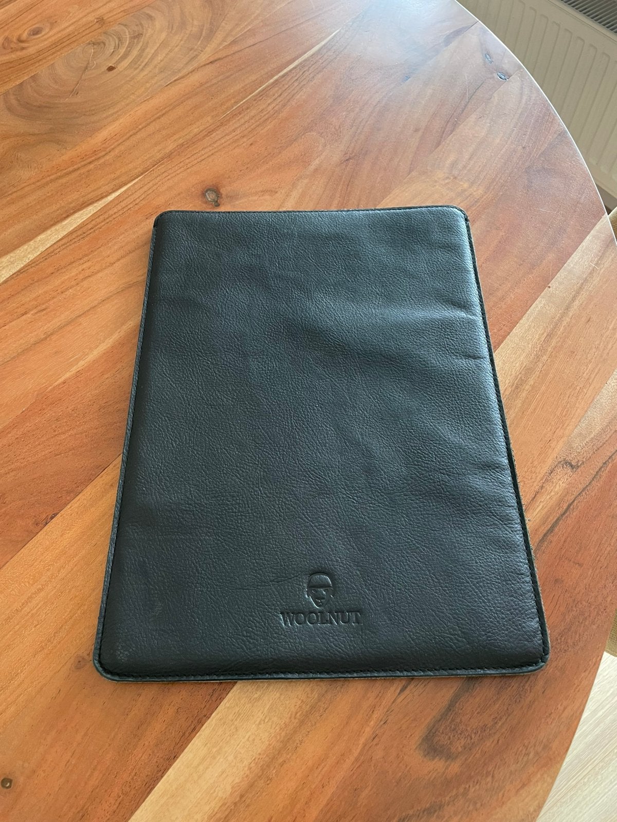 Leren laptophoes merk Woolnut, Computers en Software, Laptophoezen, Ophalen, 16 inch, Zo goed als nieuw