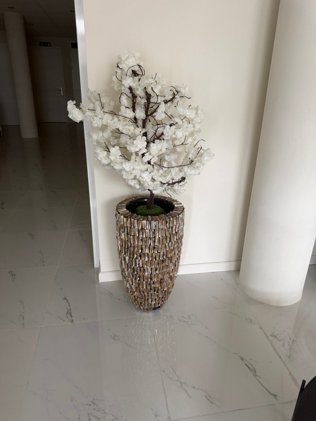 Schelpenvaas met een witte kunstbloesemboom, Ophalen, Zo goed als nieuw