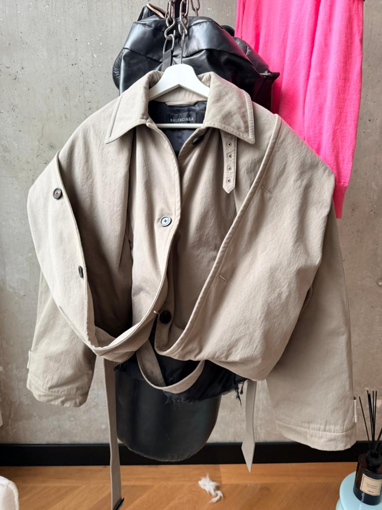 Nieuwe Balenciaga Hooded Trenchcoat Dames Maat M, Ophalen of Verzenden, Nieuw, Maat 38/40 (M), Beige