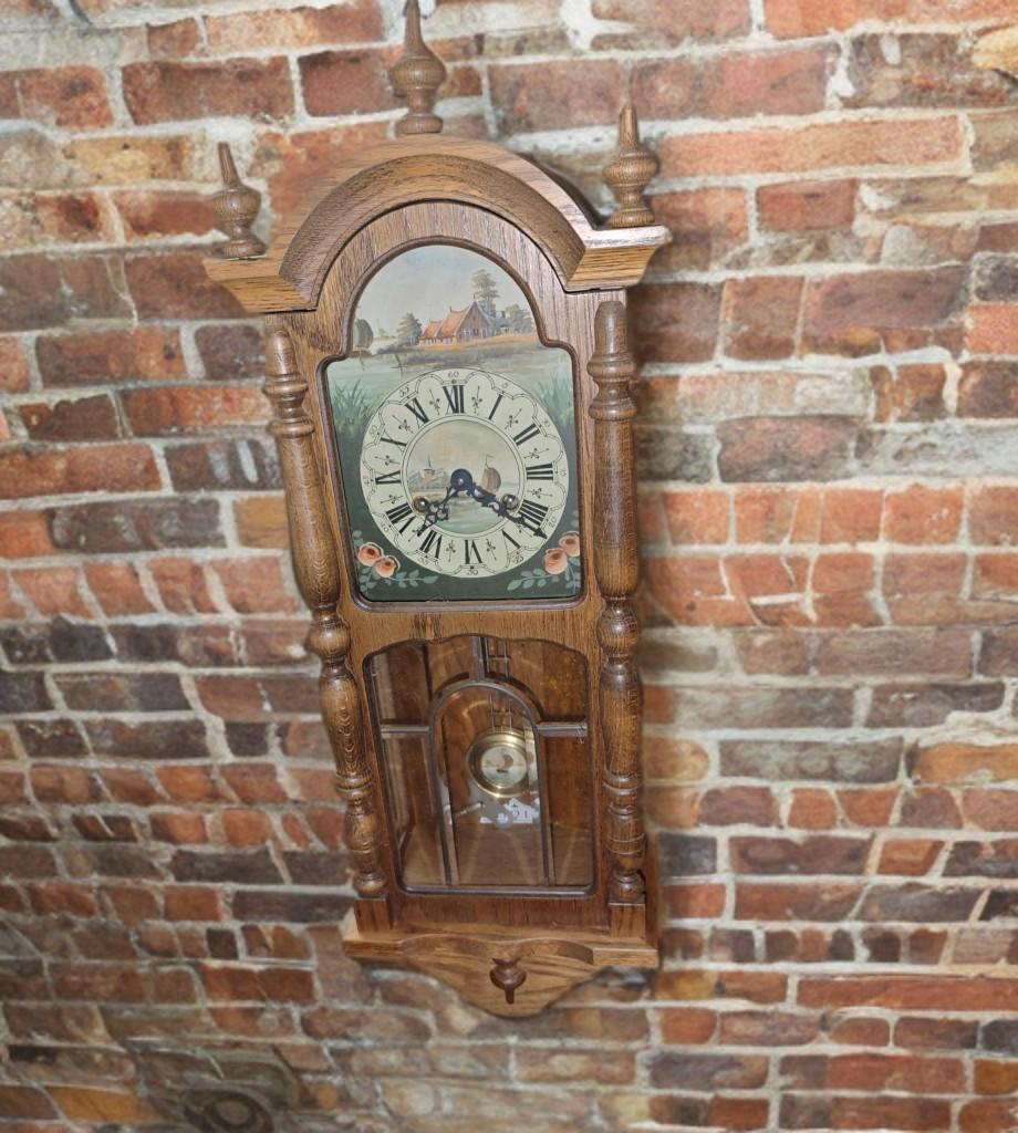 Antieke houten wandklok met slinger en landschap, Antiek en Kunst, Ophalen