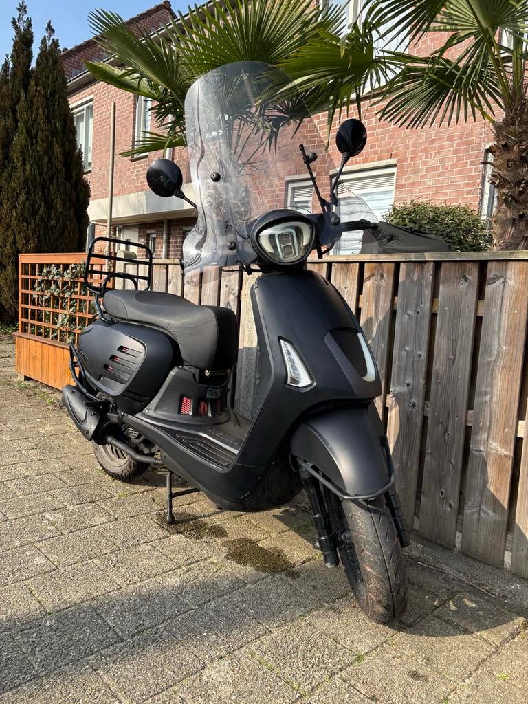 Stijlvolle Zwarte Scooter - rijd nog goed!, Fietsen en Brommers, Scooters | Overige merken, Zo goed als nieuw, Maximaal 45 km/u