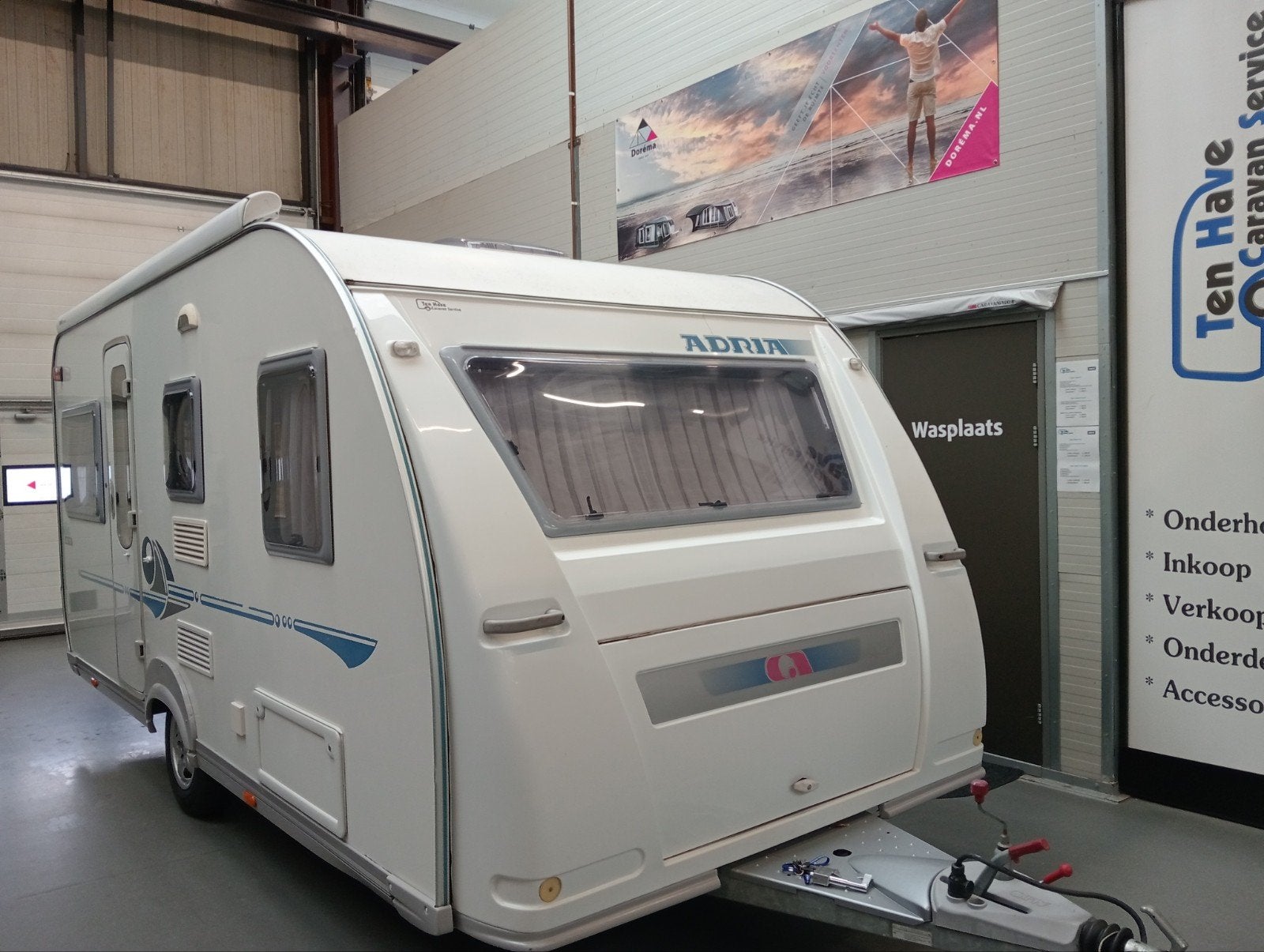 Adria Adiva 462 PD incl. voortent en Thule dakluifel!, Bedrijf, Treinzit, Adria, Tot en met 4