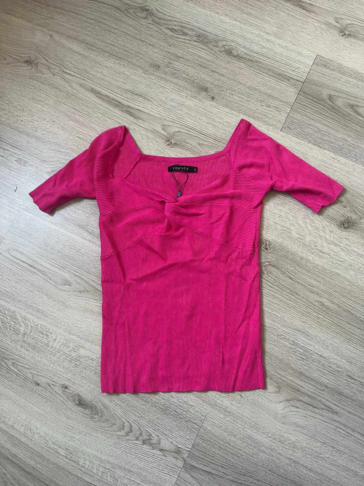 Ydence Roze top met knoop maat L, Kleding | Dames, Tops, Maat 42/44 (L), Ophalen of Verzenden, Zo goed als nieuw, Korte mouw
