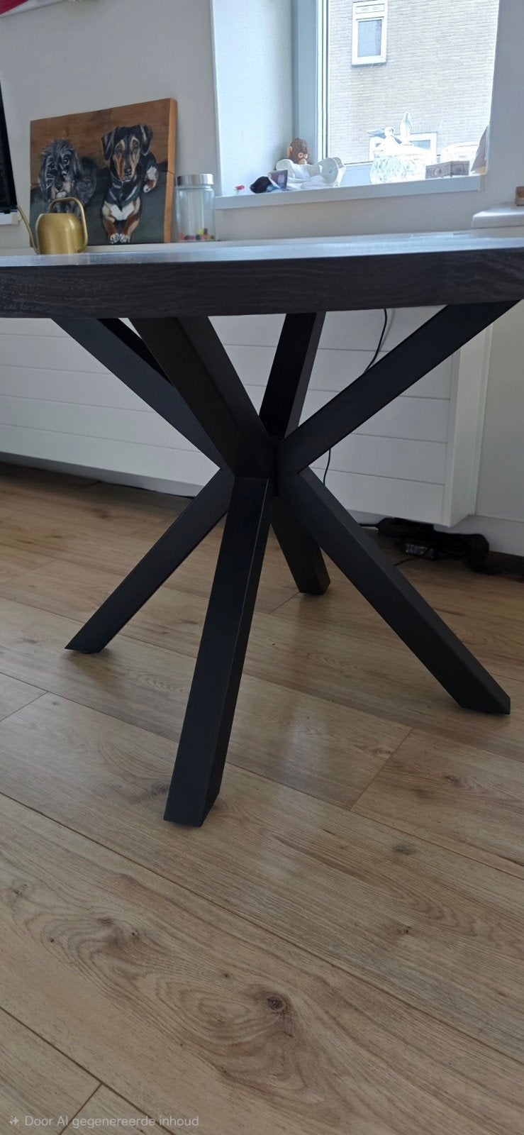 Foto 4 van Ronde eettafel met zwart houten blad en metalen onderstel