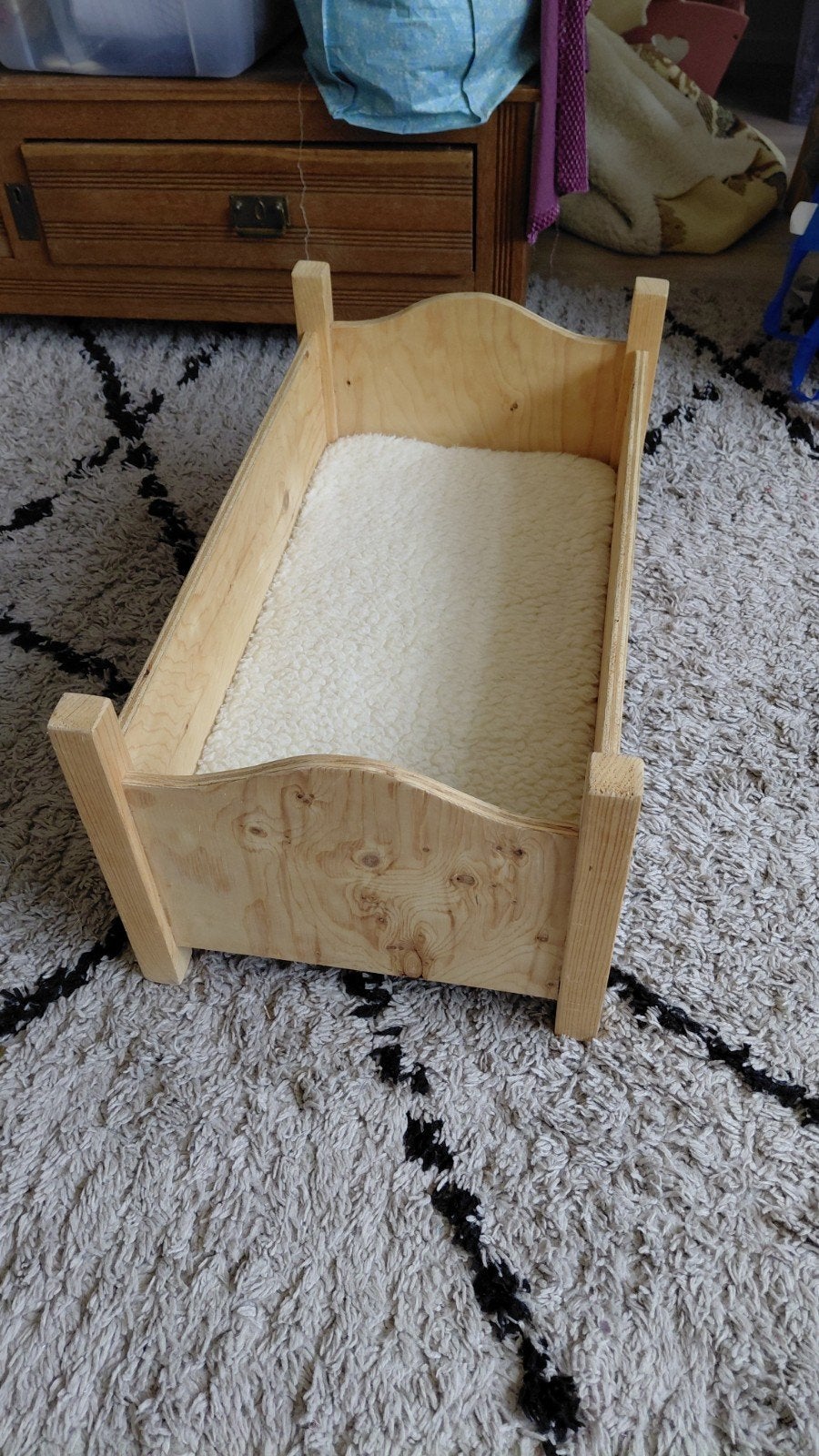 Prachtig licht houten poppenbed met wollen matrasje, Ophalen of Verzenden
