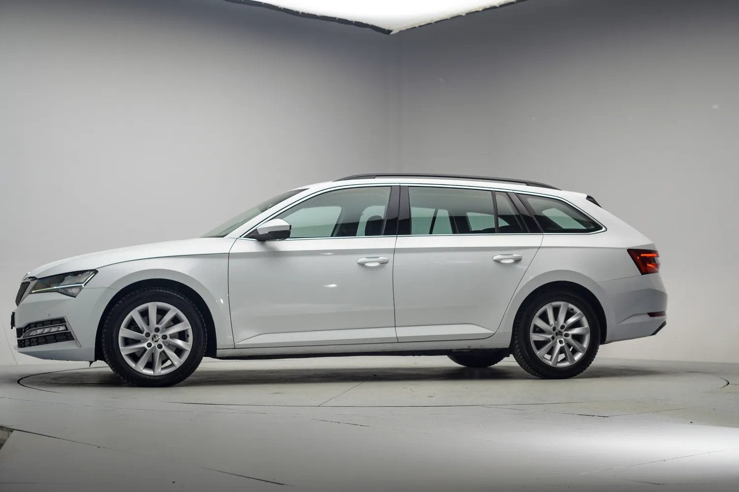 Skoda Superb combi 1.4 TSI iV Business Edition Plus [ Navi A, Auto's, Gebruikt, Verwarmde buitenspiegels, Wit, Plug-in hybride