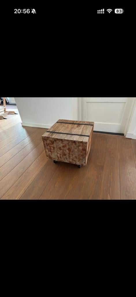 Houten bijzettafel op wielen - Uniek en robuust, Huis en Inrichting, Tafels | Bijzettafels, Ophalen, Minder dan 45 cm, Minder dan 55 cm
