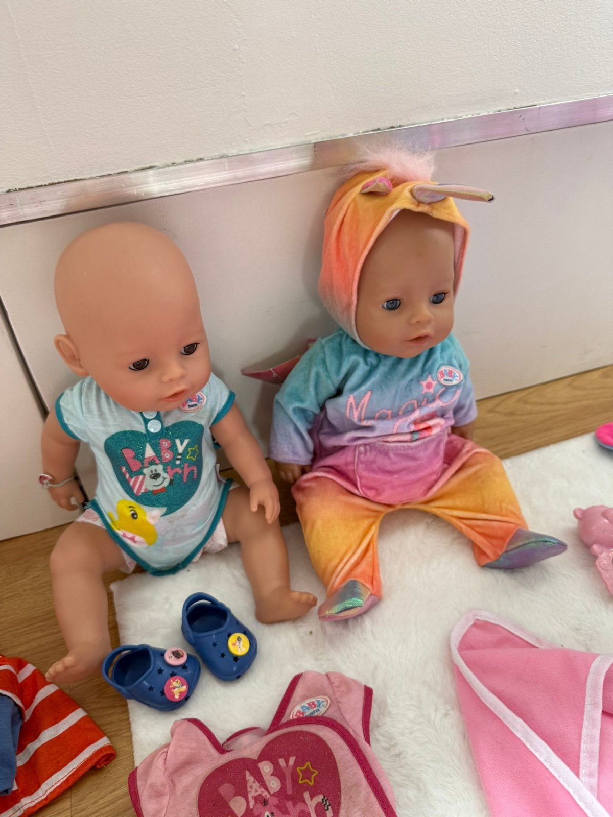 2x Baby Born met kleertjes, kinderwagen en stoel, Kinderen en Baby's, Speelgoed | Poppen, Ophalen, Zo goed als nieuw, Babypop
