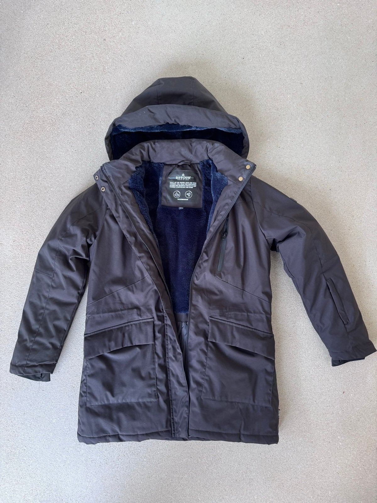 Donkerzwarte winterjas Retour, maat 15-16 jaar, Kinderen en Baby's, Kinderkleding | Maat 164, Ophalen of Verzenden, Gebruikt, Jongen of Meisje