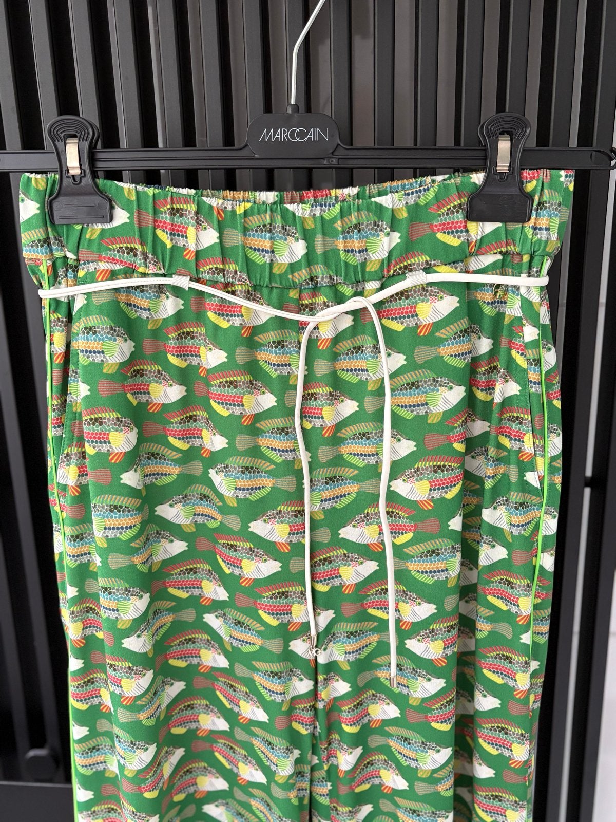 Marc Cain, Groene Broek met Vissenprint - N3, 38-40, Ophalen of Verzenden, Zo goed als nieuw, Maat 36 (S), Lang