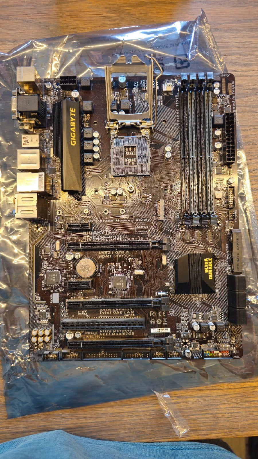 Gigabyte B-250 Moederboard. (In bootloop), Computers en Software, Moederborden, Gebruikt, LGA 1151, DDR4, Ophalen of Verzenden