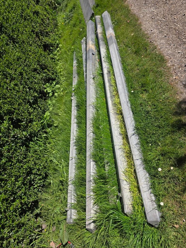 Betonnen schuttingpalen en onderborden (6 stuks), Ophalen of Verzenden