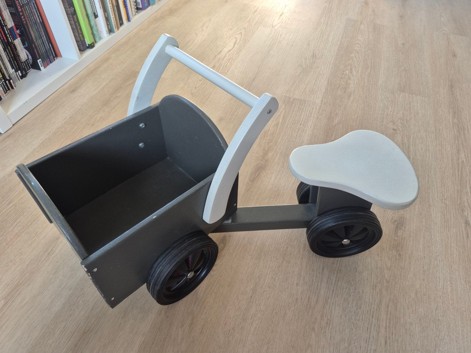 Houten loopauto met kar / bakfiets, Ophalen, Gebruikt, Loopvoertuig