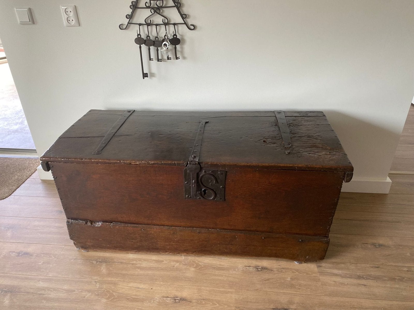 Antieke houten deken of reis kist met metalen beslag, Ophalen, 50 – 75, Gebruikt, 100 tot 150 cm