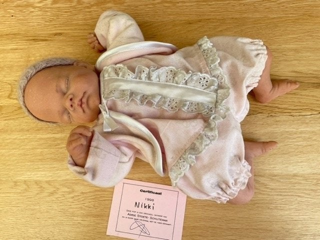 Babypop Adrie Stoete Nikki ong. 35cm uit 1998, Verzamelen, Poppen, Ophalen of Verzenden, Zo goed als nieuw, Babypop, Levensecht of Reborn
