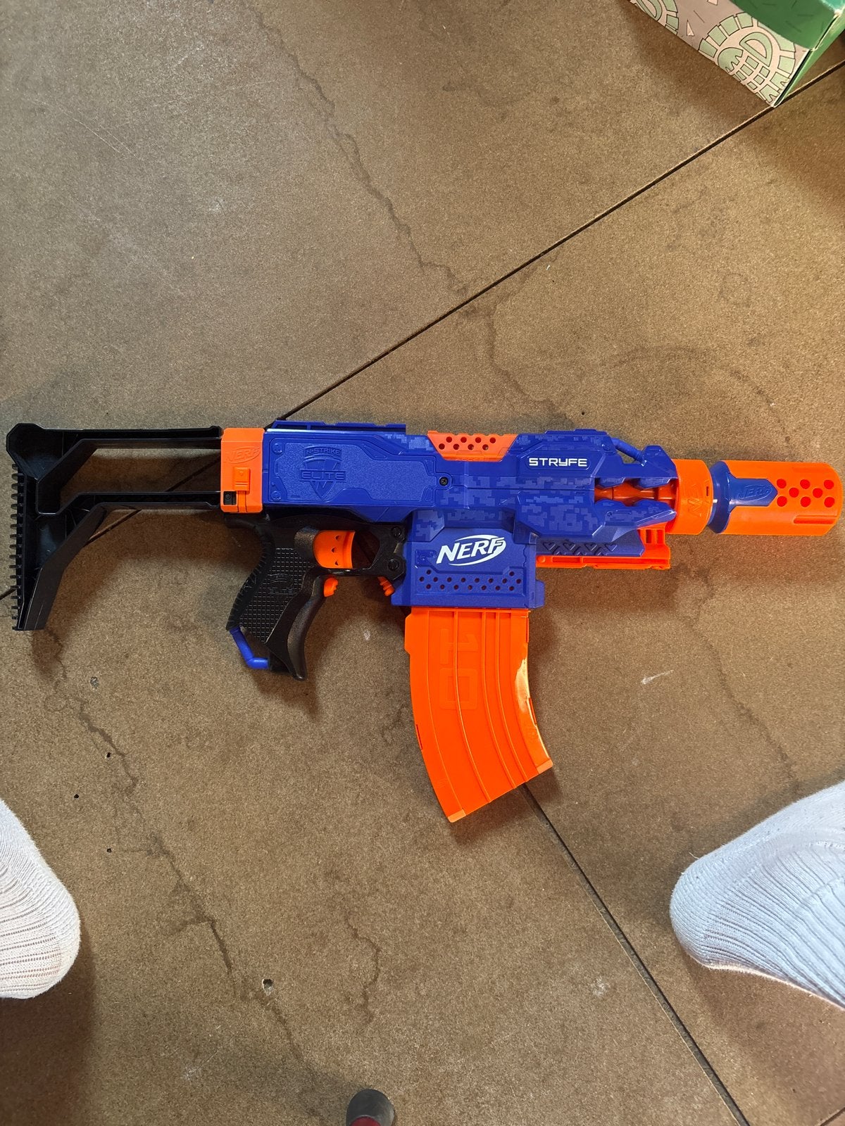 Nerf Stryfe Blaster met magazijn en accessoires, Ophalen of Verzenden, Gebruikt, Jongen of Meisje