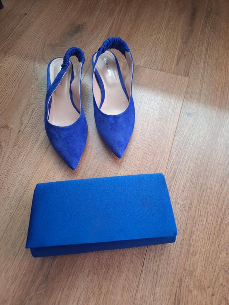 Prachtige koningsblauwe pumps 40 met clutch?, Kleding | Dames, Schoenen, Pumps, Zo goed als nieuw, Robbe Manto, Verzenden