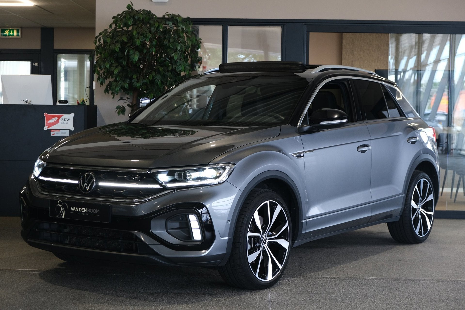 Volkswagen T-Roc 1.5 TSI 2x R-Line 150PK DSG Facelift Pano I, Dealer onderhouden, 4 cilinders, 150 pk, Origineel Nederlands