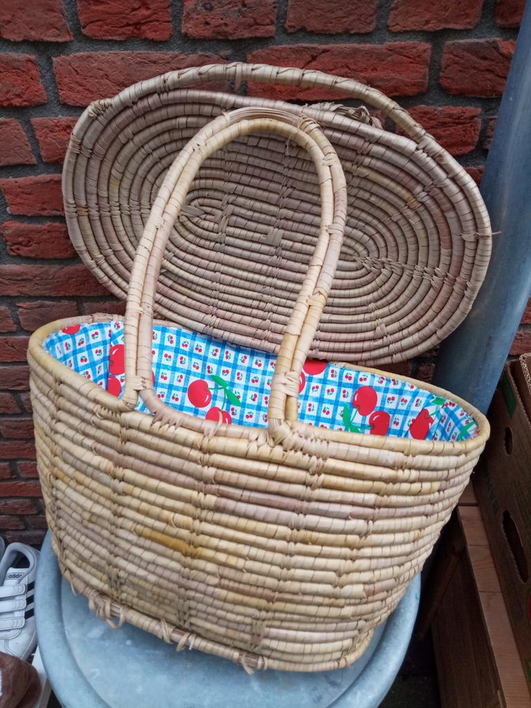 Picknickmand met binnenvoering kersenmotief, Huis en Inrichting, Woonaccessoires | Schalen en Manden, Gebruikt, Mand, Ophalen of Verzenden