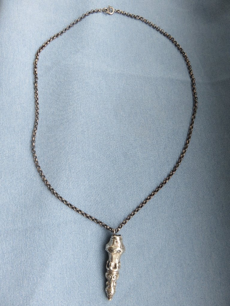 Antieke breinaald houder aan jasseron ketting, Ophalen of Verzenden, Zo goed als nieuw, Zilver, Zilver