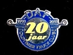 DAF Oldtimer Club 20 jaar speld blauw-geel-zilverkleur, Verzenden, Nieuw, Transport, Speldje of Pin