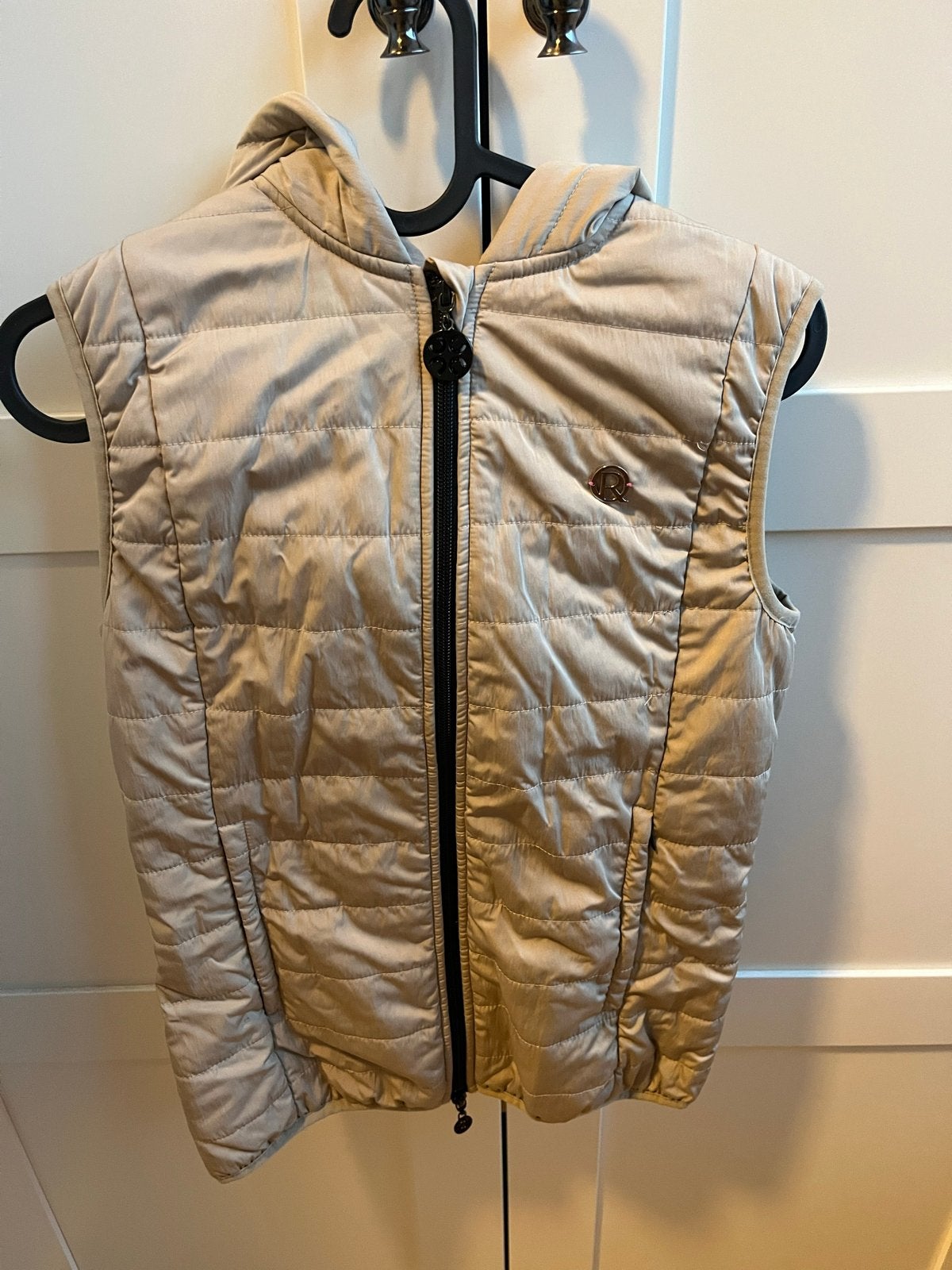 Z.g.a.n. beige Bodywarmer QUUR Maat XXS, Dieren en Toebehoren, Dames, Ritssluiting, Ophalen of Verzenden, Zo goed als nieuw