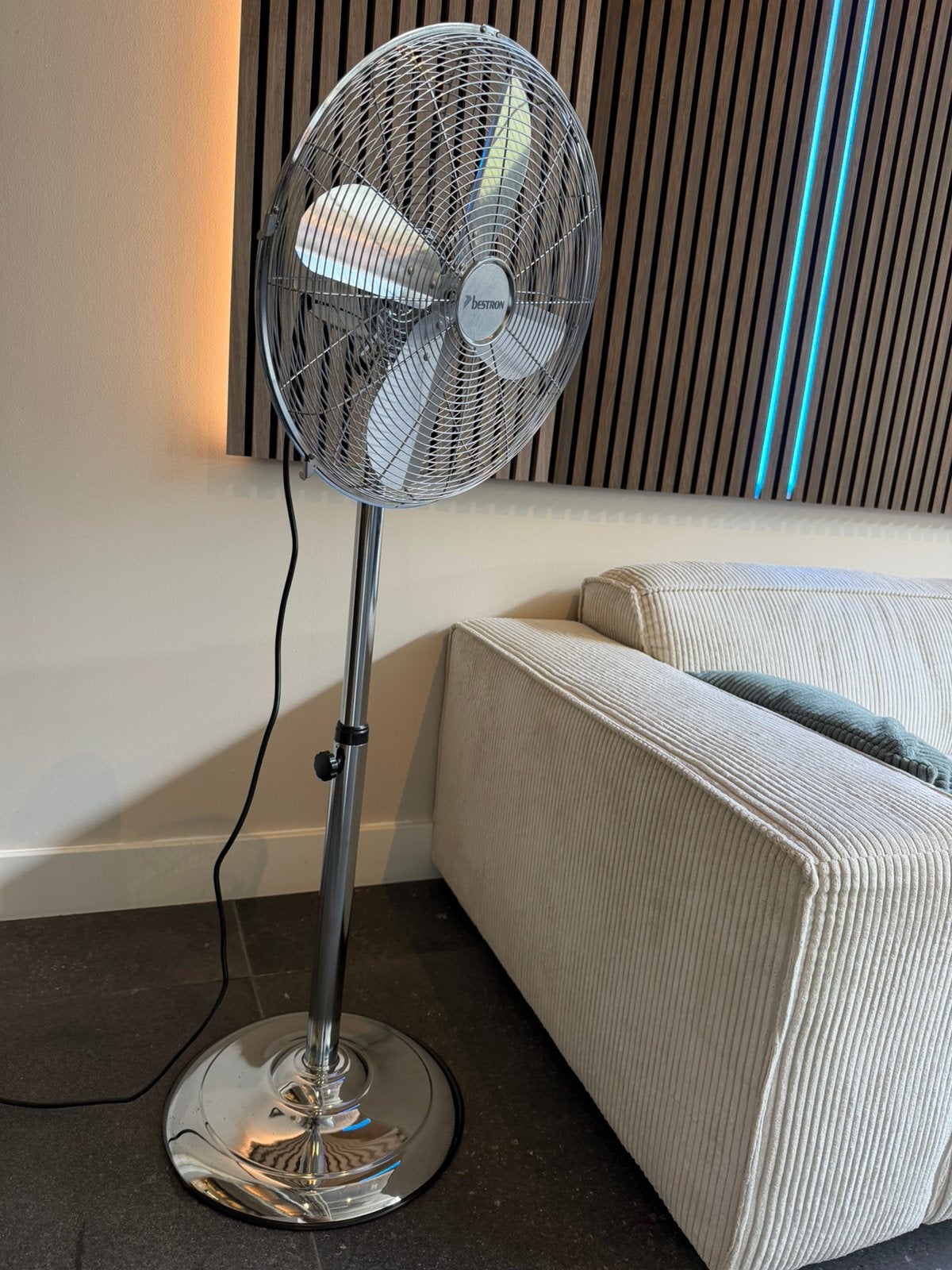 Mooie staande vloerventilator. 3 standen & 3 draairichtingen, Witgoed en Apparatuur, Ventilatoren, Ophalen, Zo goed als nieuw