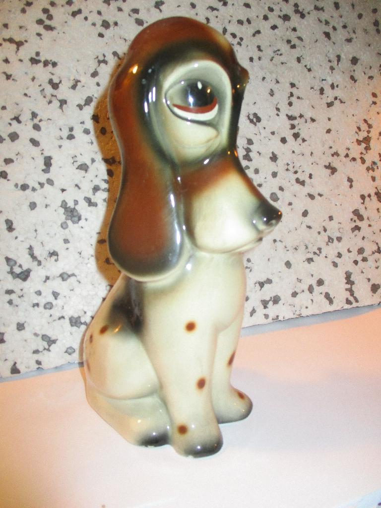 Jema, Holland. Een zittende Beagle in polychroom aardewerk, Antiek en Kunst, Ophalen of Verzenden